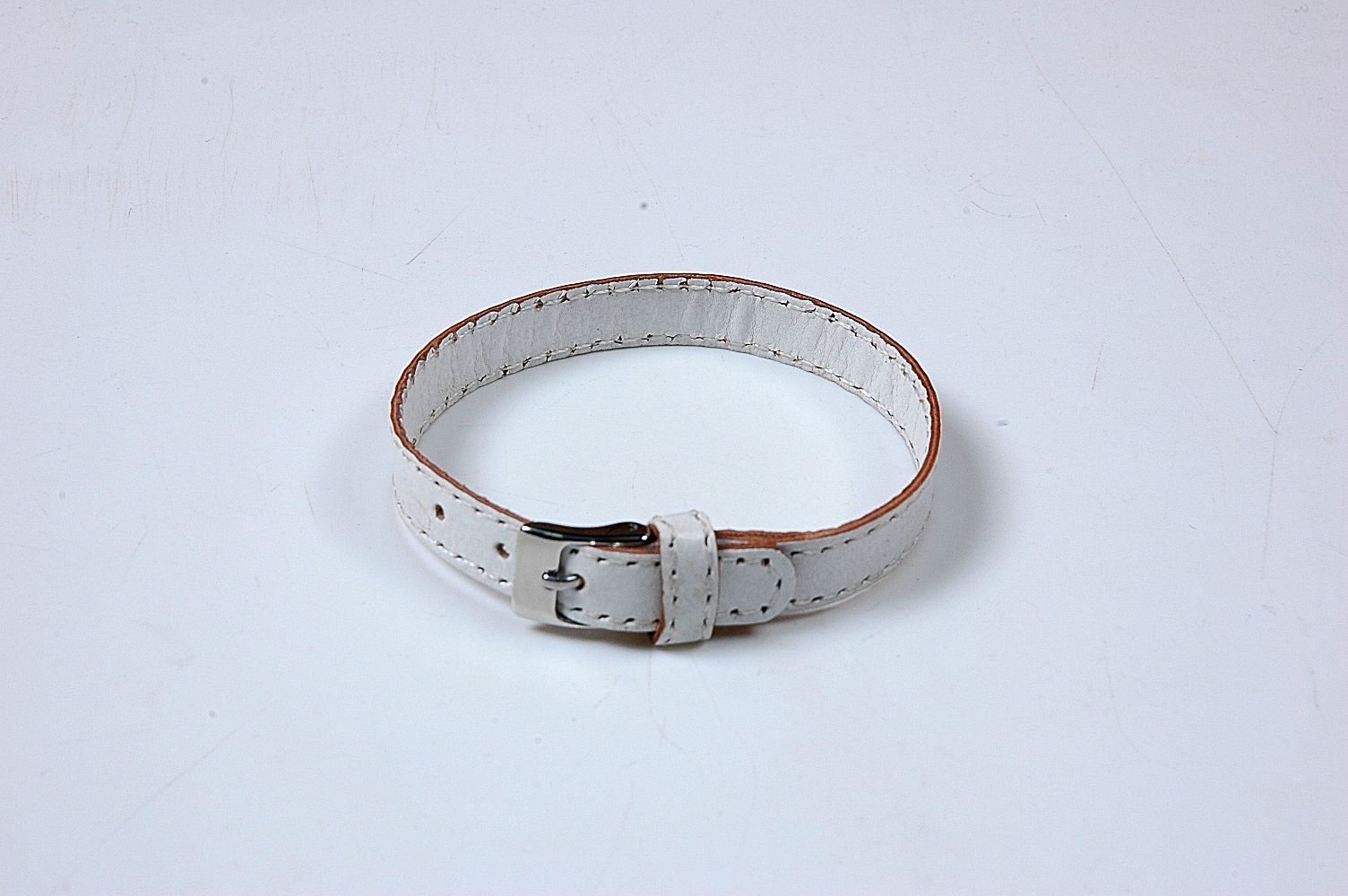 leather--bracelet-with-flat-leather